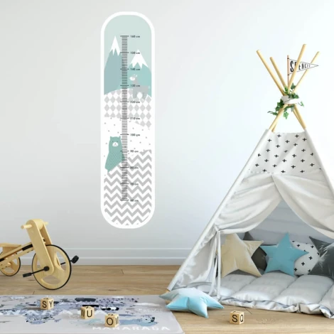 Naklejka dla dzieci miarka wzrostu miś 2462 - Aranżacja w pokoju dziecięcym. Ściany w jasnych kolorach, w tle namiot
