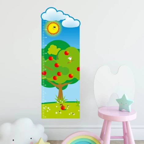 Naklejka miarka wzrostu 1141 - Wzór graficzny. Grafika przedstawia drzewo z czerwonymi jabłkami, słońce i chmurki