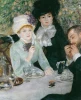Reprodukcja After the Luncheon, Renoir Auguste - Wzór graficzny. Trzy postacie przy stole, w tle zieleń i kwiaty