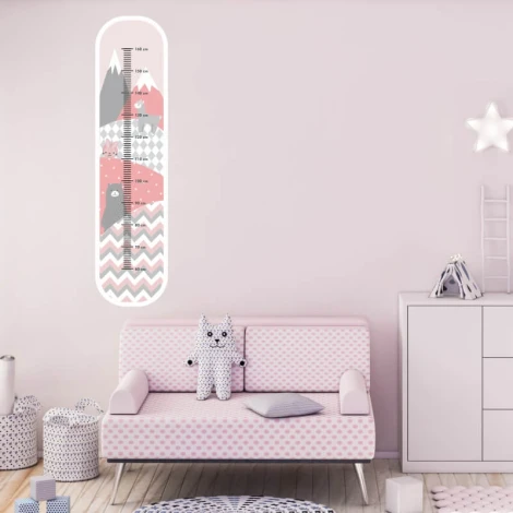 Naklejka miarka wzrostu dziecka miś alpaka 2461 - Aranżacja w pokoju dziecięcym. Ściany w jasnym kolorze, meble