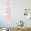 Naklejka miarka wzrostu dziecka tancerki 2451 - Aranżacja w pokoju dziecięcym. Ściana w jasnym kolorze z meblami