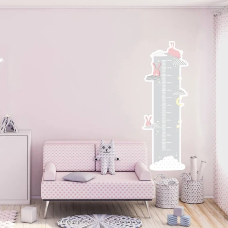 Naklejka miarka wzrostu dziecka zające chmurki 2450 - Aranżacja w pokoju dziecięcym. Ściany w jasnym kolorze, meble