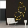 Elegancka naklejka lady 13 w minimalistycznym wnętrzu, idealna do nowoczesnego salonu, dodająca wyra