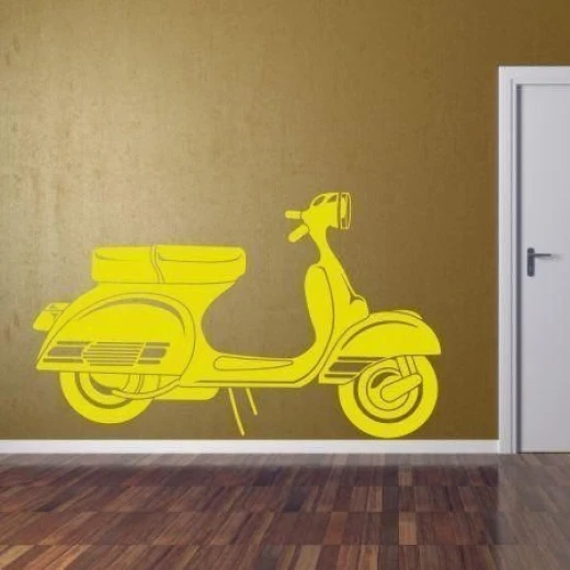 Naklejka ścienna przedstawiająca skuter Vespa w przykładowym żółtym kolorze, naklejona na ścianę