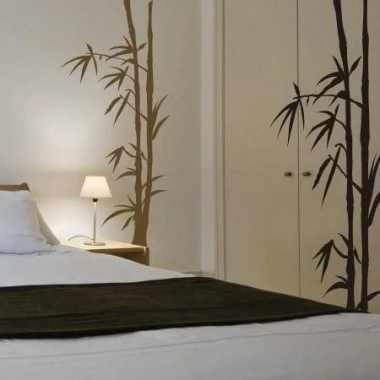 Stylowa naklejka bambus 0777 w minimalistycznej sypialni, dodająca naturalnego uroku i harmonii wnęt