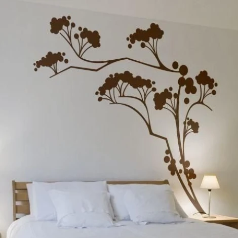 Stylowa naklejka japońska z delikatnym motywem roślinnym, idealna do nowoczesnej sypialni na tle jas