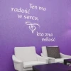 Stylowa naklejka sentencja 1250 w nowoczesnym salonie, dodająca radości i ciepła dzięki eleganckiemu