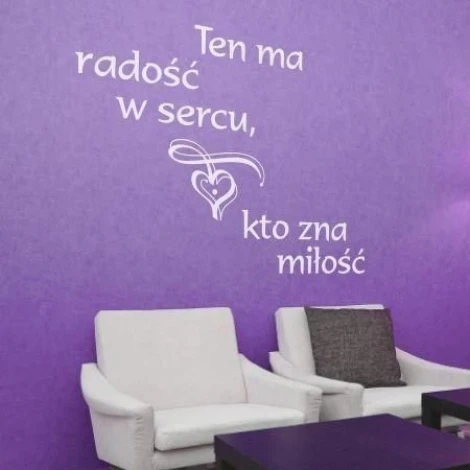 Stylowa naklejka sentencja 1250 w nowoczesnym salonie, dodająca radości i ciepła dzięki eleganckiemu