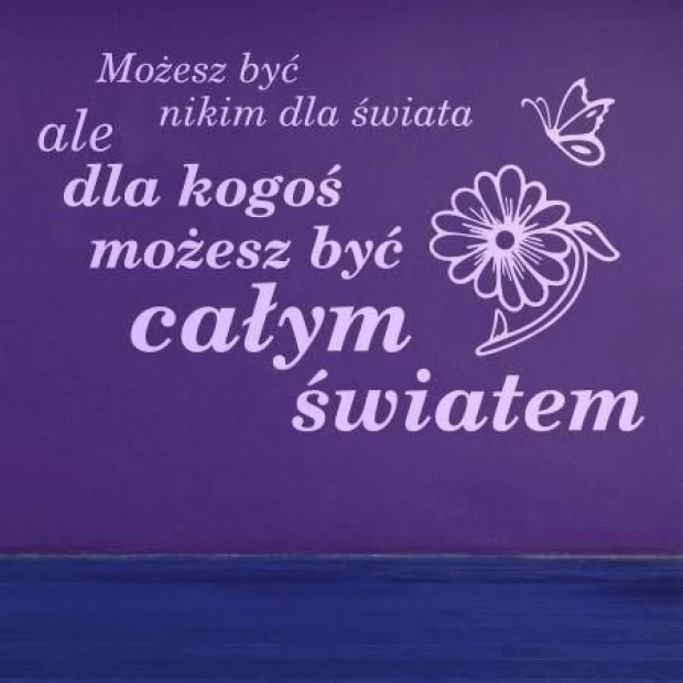 Naklejka sentencja 1255 w stylu boho, wprowadza przytulny klimat na fioletowej ścianie, idealna do s