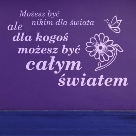 Naklejka sentencja 1255 w stylu boho, wprowadza przytulny klimat na fioletowej ścianie, idealna do s