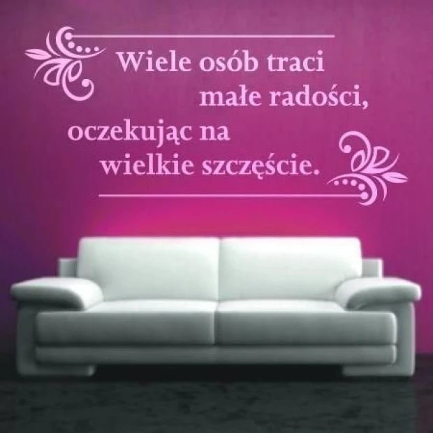 Naklejka sentencja 1257 w nowoczesnym salonie, dodająca inspirujący akcent na fioletowej ścianie za 