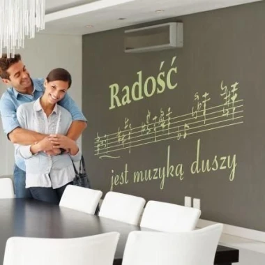 Stylowa naklejka z sentencją Radość jest muzyką duszy w nowoczesnej jadalni, dodająca uroku i inspir