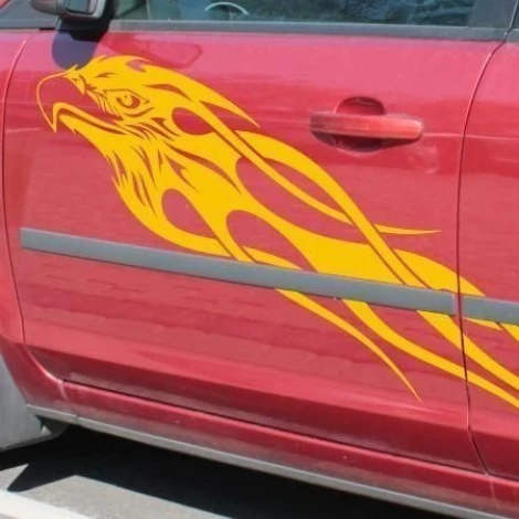 Dynamiczna naklejka orła w intensywnym żółtym kolorze, idealna do personalizacji samochodu i nadania
