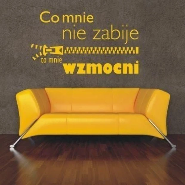 Sentymentalna naklejka z motywującą sentencją w nowoczesnym salonie, idealna do podkreślenia energii
