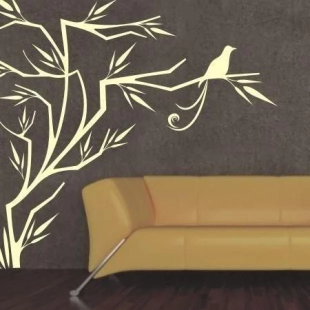 Szablon malarski japoński 10 - Aranżacja w salonie. Ściana w odcieniu brązowym z jasnym wzorem gałęzi i ptaka