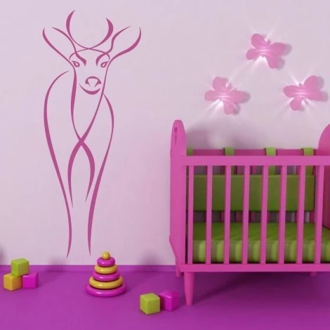 Stylowa naklejka przedstawiająca elegancką sarnę, idealna do kolorowego pokoju dziecięcego.