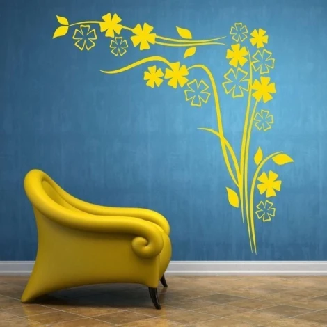 Stylowa naklejka floral 1235 w intensywnym żółtym kolorze, pięknie ożywia niebieską ścianę nowoczesn