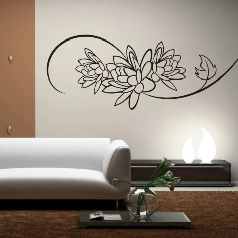 Szablon malarski kwiaty 0994 - Aranżacja w salonie. Ściana w jasnym kolorze, sofa w jasnym odcieniu, ciemna podłoga