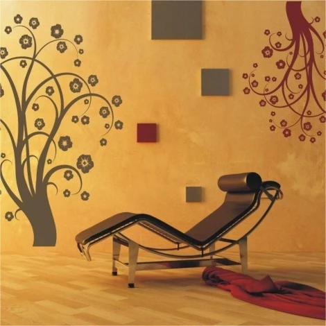 Stylowa naklejka drzewo 0771 w nowoczesnym salonie, wprowadza harmonię z delikatnymi kwiatami na cie