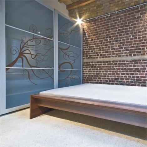 Elegancka naklejka gałąź 0942 w stylu loft, idealna do nowoczesnej sypialni, dodająca ciepła i chara