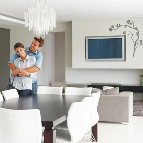 Szablon malarski japoński 08 - Aranżacja w salonie. Jasne ściany, stół w kolorze ciemnego drewna, białe krzesła