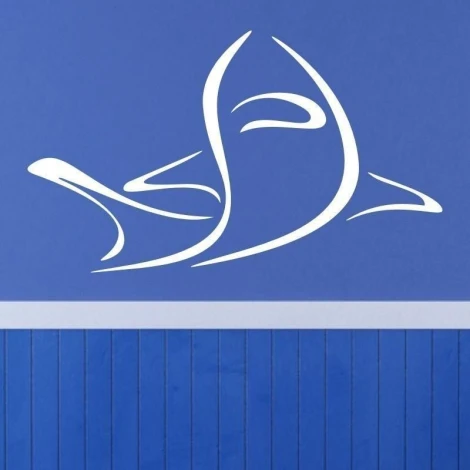 Stylowa naklejka rekin w białym kolorze, idealna do dziecięcego pokoju, na tle niebieskiej ściany.