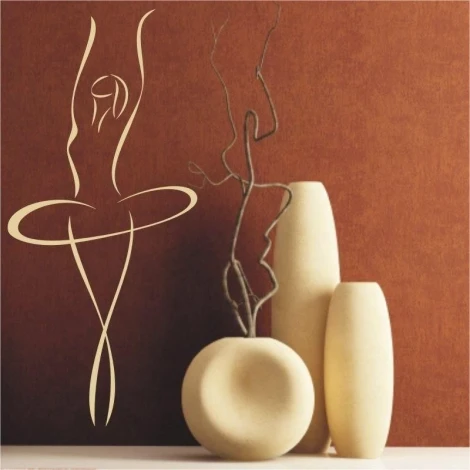 Szablon malarski lady 40 - Aranżacja w salonie. Ciepłe brązowe ściany z minimalistycznymi, jasnymi naczyniami