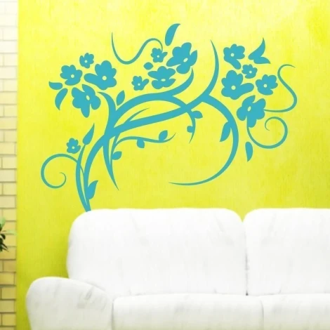 Ornament roślinny 1243 w intensywnym niebieskim kolorze, ozdabiający ścianę w nowoczesnym salonie.