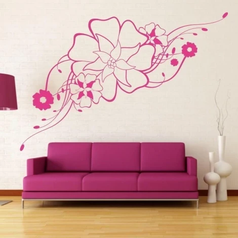 Stylowa naklejka kwiatowa w intensywnym różu, zdobiąca nowoczesny salon z minimalistycznymi meblami.