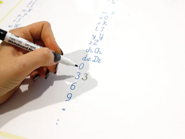 Tablica suchościeralna EDU nauka pisania 020 - Wzór graficzny. Widoczne są litery i cyfry w różnych kolorach