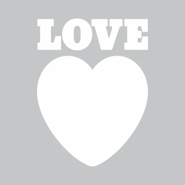 Biała tablica suchościeralna w kształcie serca z napisem LOVE powyżej na szarym tle