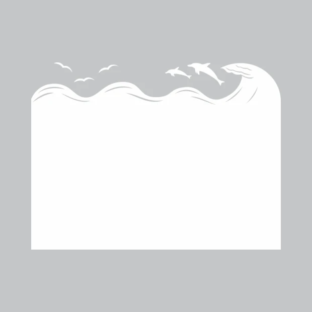 Biała tablica suchościeralna w kształcie fali z wyciętymi sylwetkami mew i delfinów na szarym tle