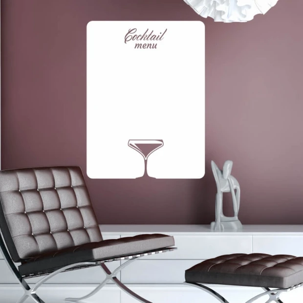 Tablica suchościeralna cocktail menu 252 - Aranżacja w nowoczesnym salonie. Ściany w odcieniu ciemnego fioletu