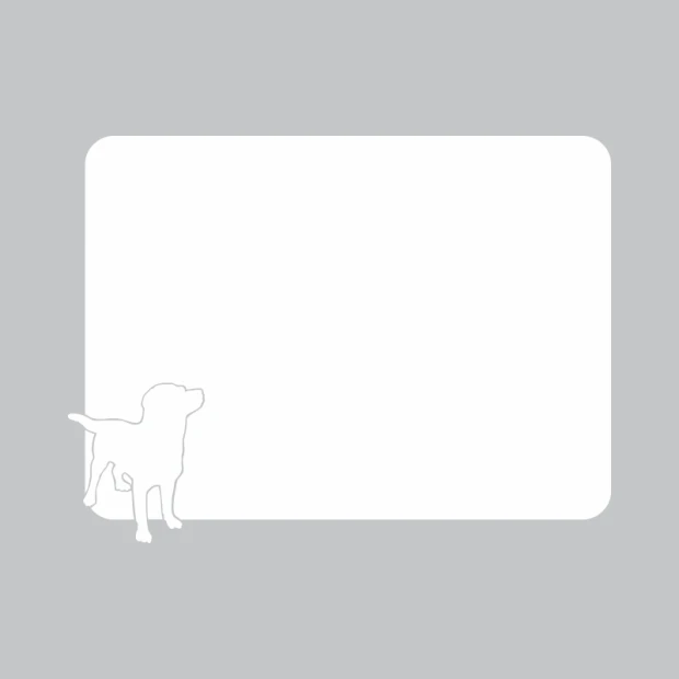 Biała tablica suchościeralna w kształcie prostokąta z zaokrąglonymi rogami i doklejonym psem na białym tle