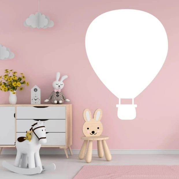 Tablica suchościeralna balon 349 - Aranżacja w pokoju dziecięcym. Ściany w kolorze różowym, meble w jasnych odcieniach