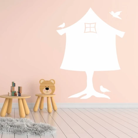 Tablica suchościeralna domek baby jagi 284 - Aranżacja w pokoju dziecięcym. Ściany w jasnym kolorze, drewniana podłoga