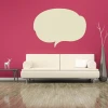 Tablica suchościeralna dymek 294 - Aranżacja w salonie. Ściana w kolorze różowym, jasna kanapa i drewniana podłoga