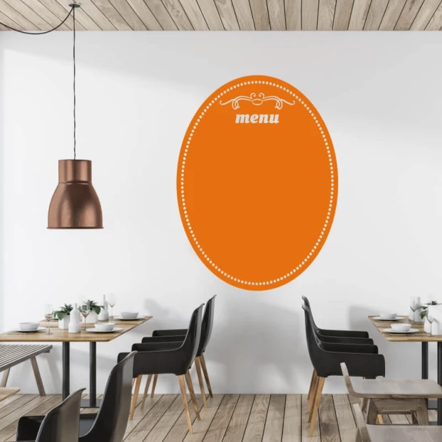 Tablica suchościeralna menu 275 - Aranżacja w restauracji. Ściany białe, podłoga drewniana, meble w jasnych kolorach