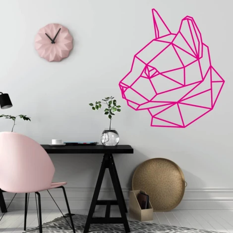 Szablon malarski kot 2479 - Aranżacja w pokoju. Ściany w jasnym kolorze, nowoczesne meble i minimalistyczny styl