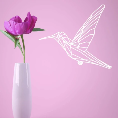 Szablon na ścianę koliber 2476 - Aranżacja w salonie. Ściana w jasnym kolorze, wazon z kwiatem obok