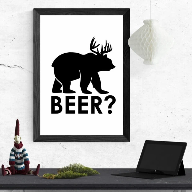 Plakat w czarnej ramie z grafiką niedźwiedzia z porożem jelenia i napisem BEER we wnętrzu