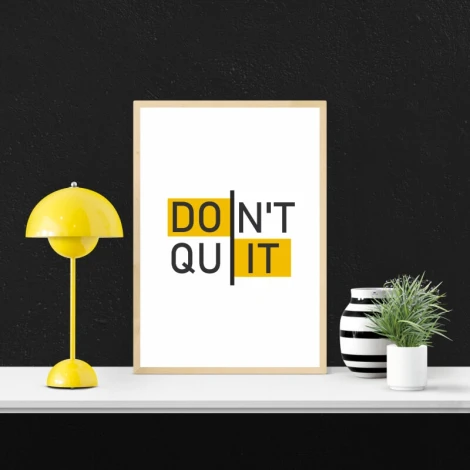 Plakat Do it 033 - Wzór graficzny. Na białym tle widoczne są czarne i żółte litery tworzące hasło