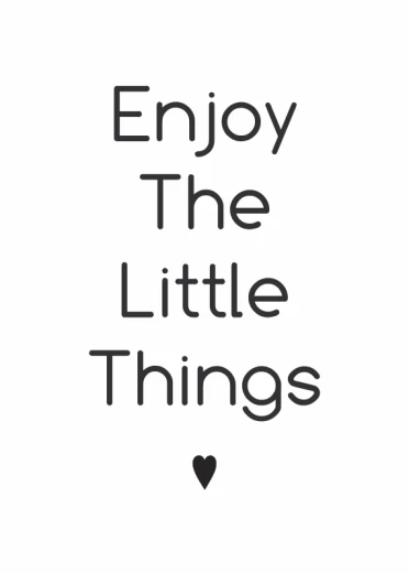 Plakat typograficzny z czarnym napisem Enjoy The Little Things oraz serduszkiem na białym tle, bez ramy