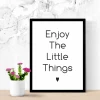 Plakat Enjoy the little things 021 - Wzór graficzny. Tekst w czerni na białym tle z sercem na dole