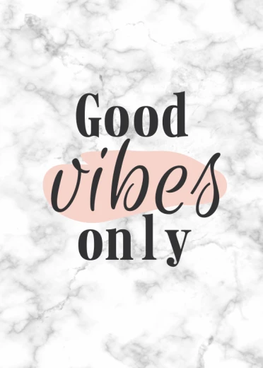 Plakat z motywacyjnym napisem Good vibes only na tle o wzorze marmuru z różową plamą, przedstawiony na białym tle
