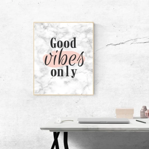 Plakat z motywacyjnym napisem Good vibes only na tle o wzorze marmuru, oprawiony w jasną ramę we wnętrzu