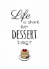 Plakat Life is short eat desert first 029 - Wzór graficzny. Tekst w stylu ręcznego pisma oraz rysunek naleśników z owocami
