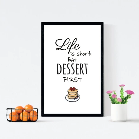 Plakat Life is short eat desert first 029 - Wzór graficzny. Tekst w czerni na białym tle, rysunek naleśników z owocami