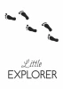 Plakat Little explorer 016 - Wzór graficzny. Na białym tle znajdują się czarne odciski stóp oraz napis Little EXPLORER