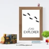 Plakat Little explorer 016 - Wzór graficzny. Stopy na białym tle z napisem Little Explorer